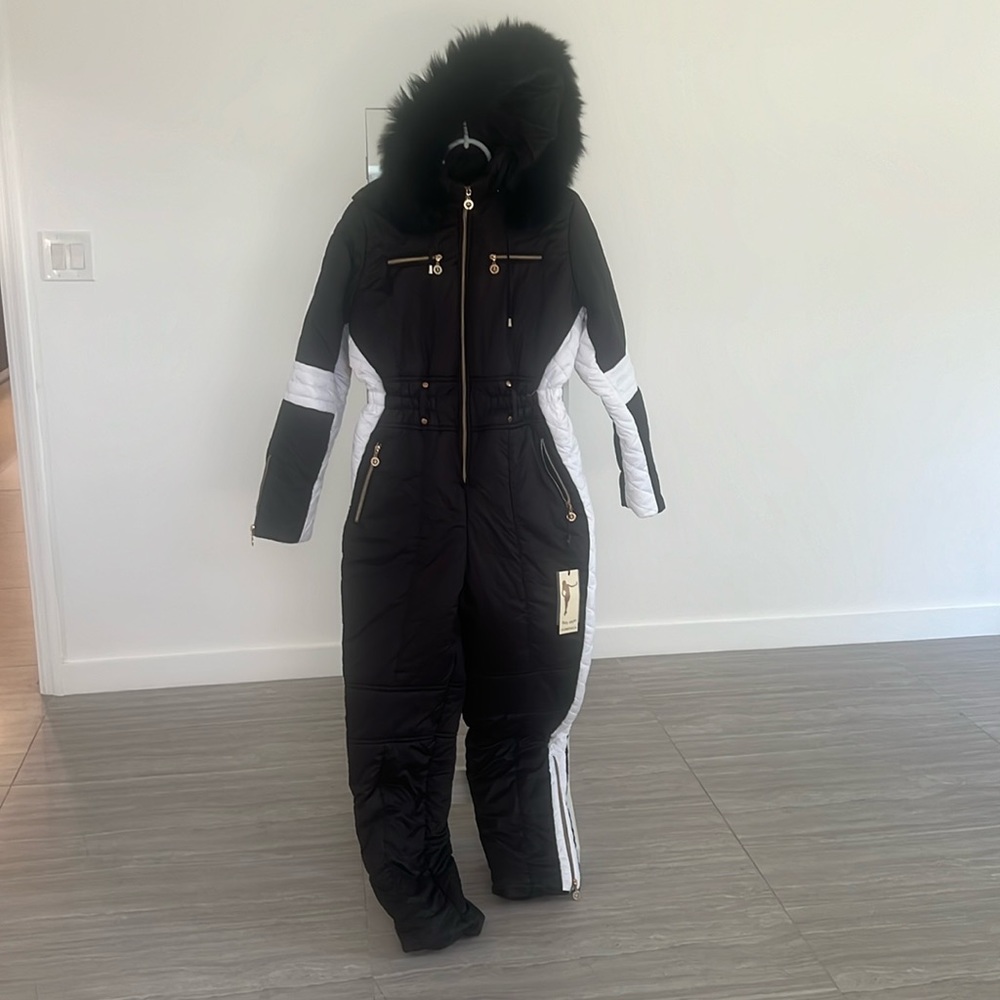 Available Nov. 14 Ski 🎿 ⛷️ Jumpsuit size L women 🏂 Snowsuit ❄️